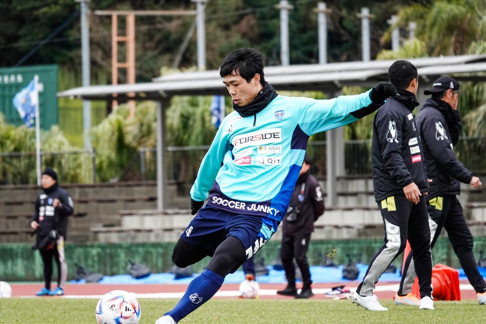 Công Phượng và Quang Hải đang chật vật tìm cơ hội ra sân ở nước ngoài. Ảnh: Yokohama FC