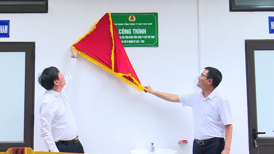 Lễ gắn biển công trình chào mừng Đại hội Công đoàn Tổng Công ty Giấy Việt Nam lần thứ VI, nhiệm kỳ 2023-2028. Ảnh: Công đoàn Công Thương Việt Nam