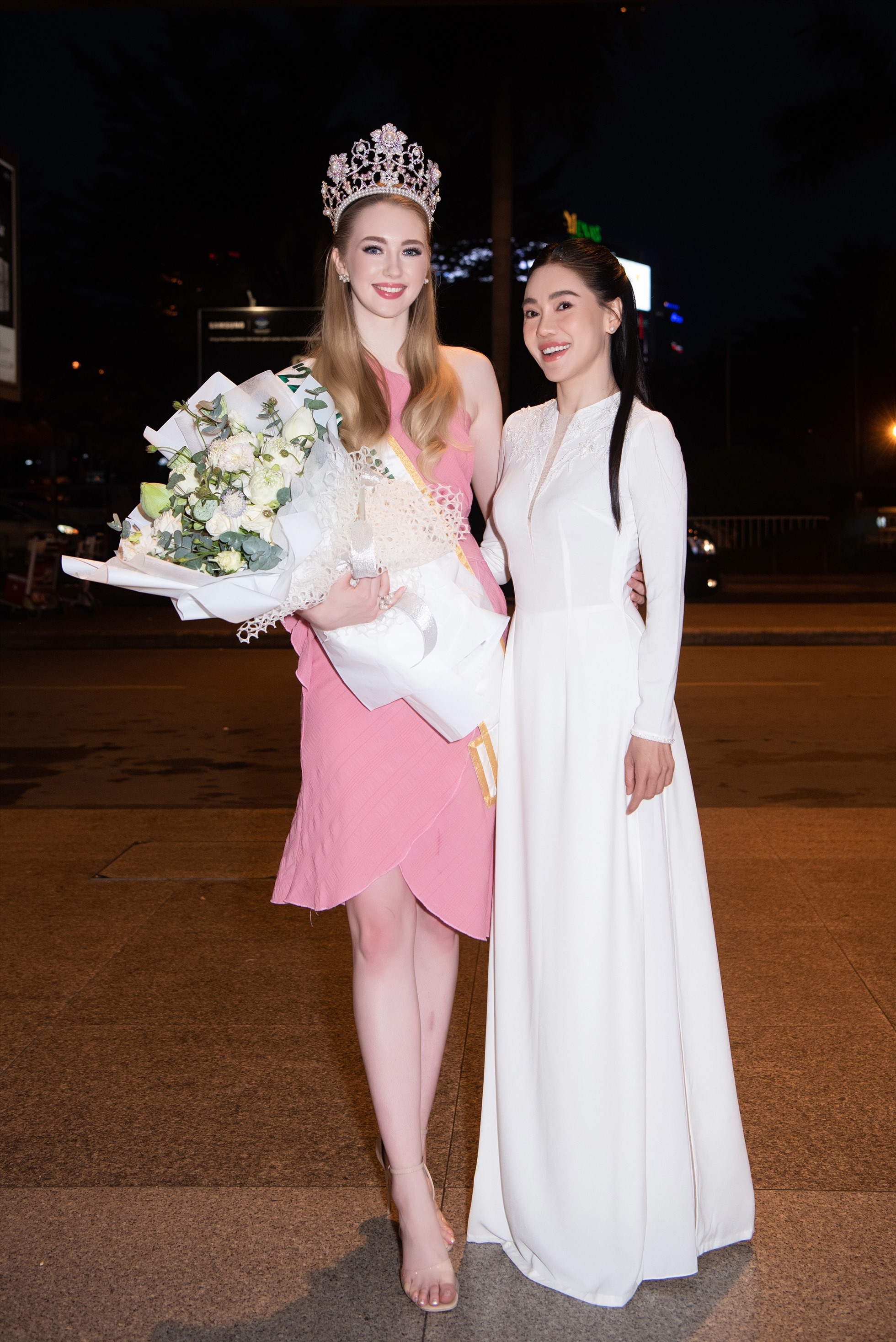 Vừa qua, Miss International 2022 Jasmin Selberg cùng chủ tịch cuộc thi - ông Stephen đã đáp tại sân bay Tân Sơn Nhất trước sự chào đón của giám đốc Phạm Kim Dung và Miss International Vietnam Nguyễn Phương Nhi.