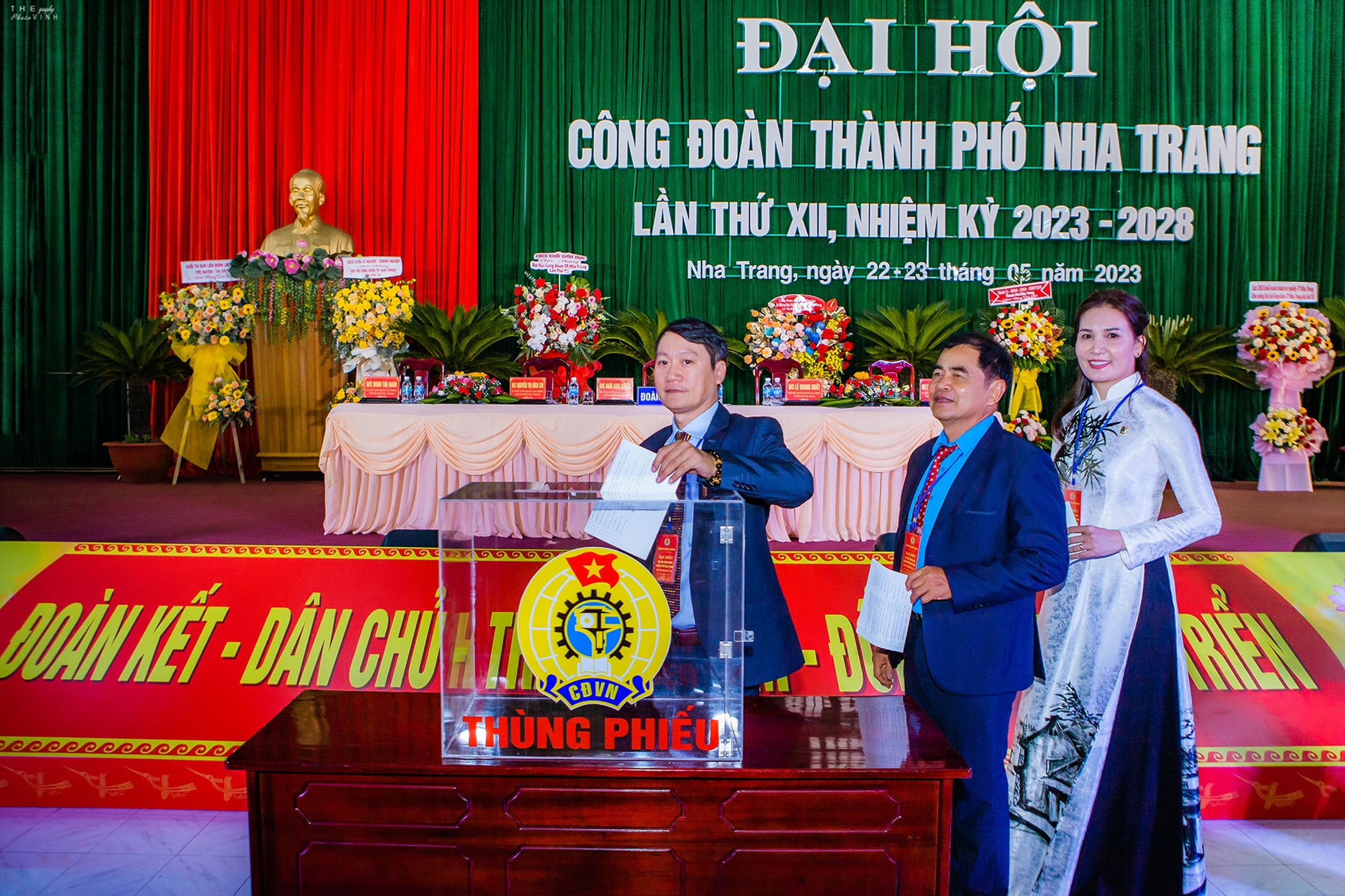 Các đại biểu bỏ phiếu bầu Ban Chấp hành LĐLĐ TP. Nha Trang nhiệm kì 2023-2028. Ảnh: Nhạn Vân