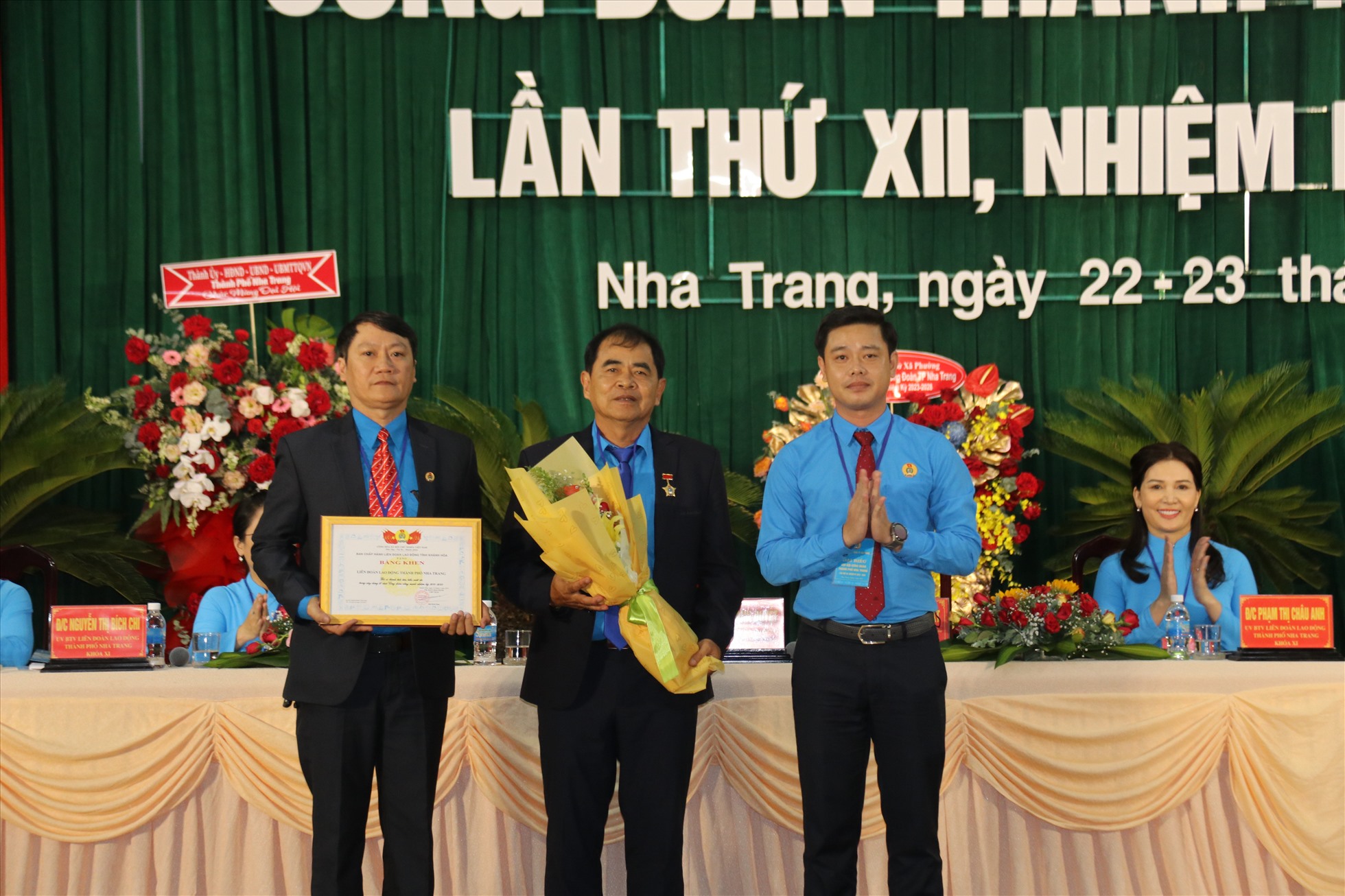 Lãnh đạo LĐLĐ tỉnh Khánh Hòa tặng bằng khen cho tập thể LĐLĐ Nha Trang nhiệm kì 2018 -2023. Ảnh: Phương Linh