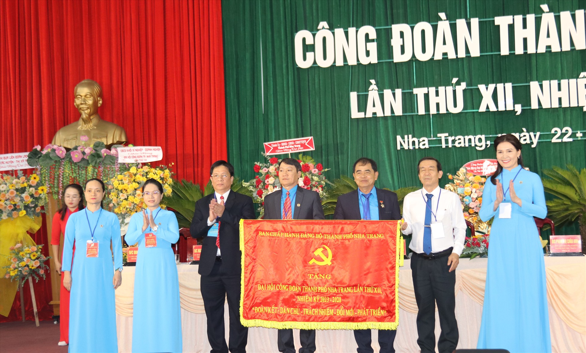 Ông Hồ Văn Mừng- Bí thư Thành ủy Nha Trang tặng bức trướng chúc mừng Đại hội XII Công đoàn Nha Trang. Ảnh: Phương Linh