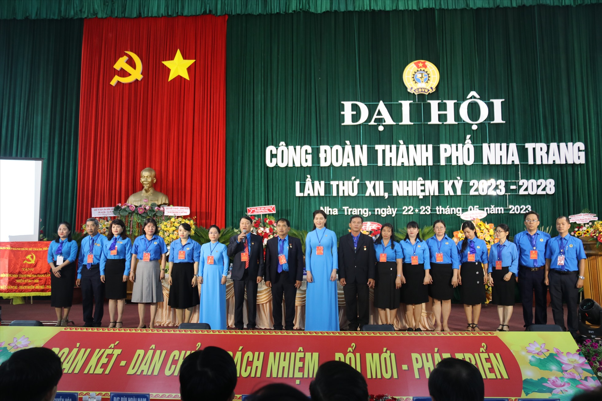 Ban Chấp hành LĐLĐ TP. Nha Trang nhiệm kì 2023-2028 ra mắt đại hội. Ảnh: Phương Linh