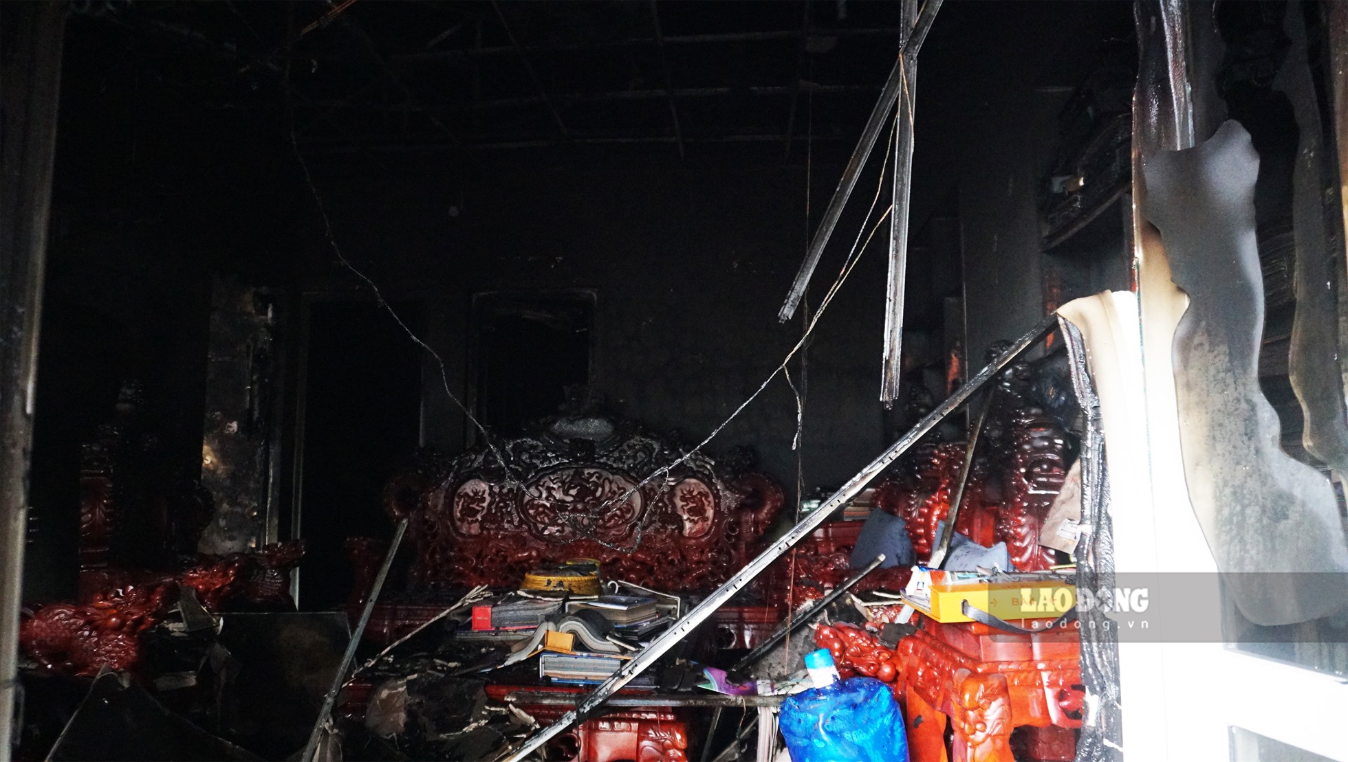 Qua quan sát, gần như toàn bộ các đồ dùng, thiết bị bên trong hiện trường đám cháy bị thiêu rụi.