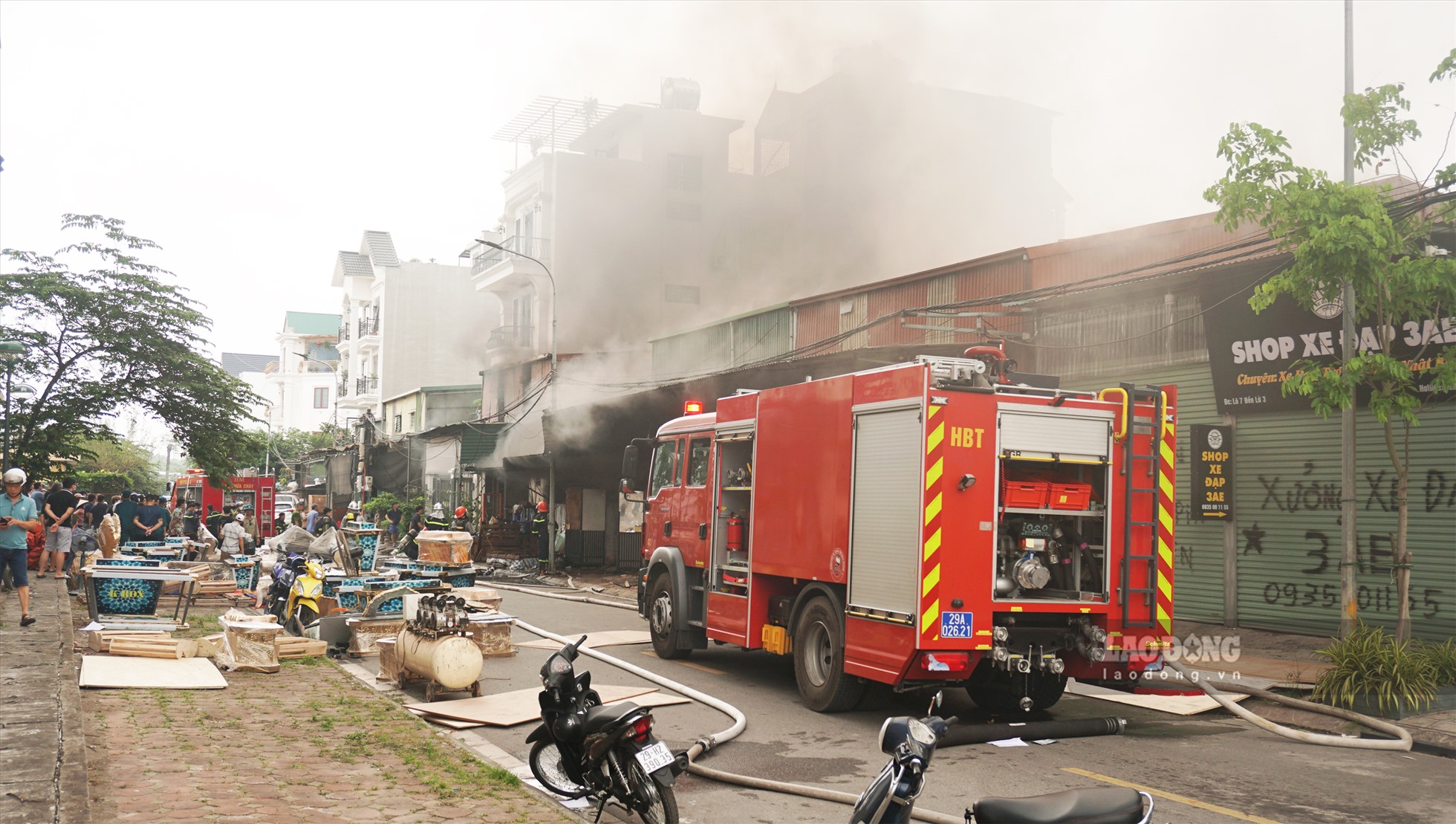 Thông tin ban đầu, khoảng 7h30p sáng ngày 23.5, ngọn lửa bất ngờ bùng phát tại một xưởng sản xuất nội thất trong khu đô thị Đền Lừ (quận Hoàng Mai, TP Hà Nội).