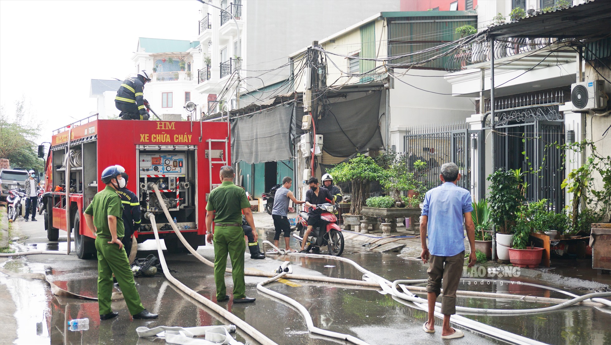 Sau khi nhận được thông tin, lực lượng Cảnh sát Phòng cháy chữa cháy và Cứu nạn cứu hộ quận Hoàng Mai và quận Hai Bà Trưng  đã phối hợp và huy động cán bộ chiến sĩ tiếp cận hiện trường.
