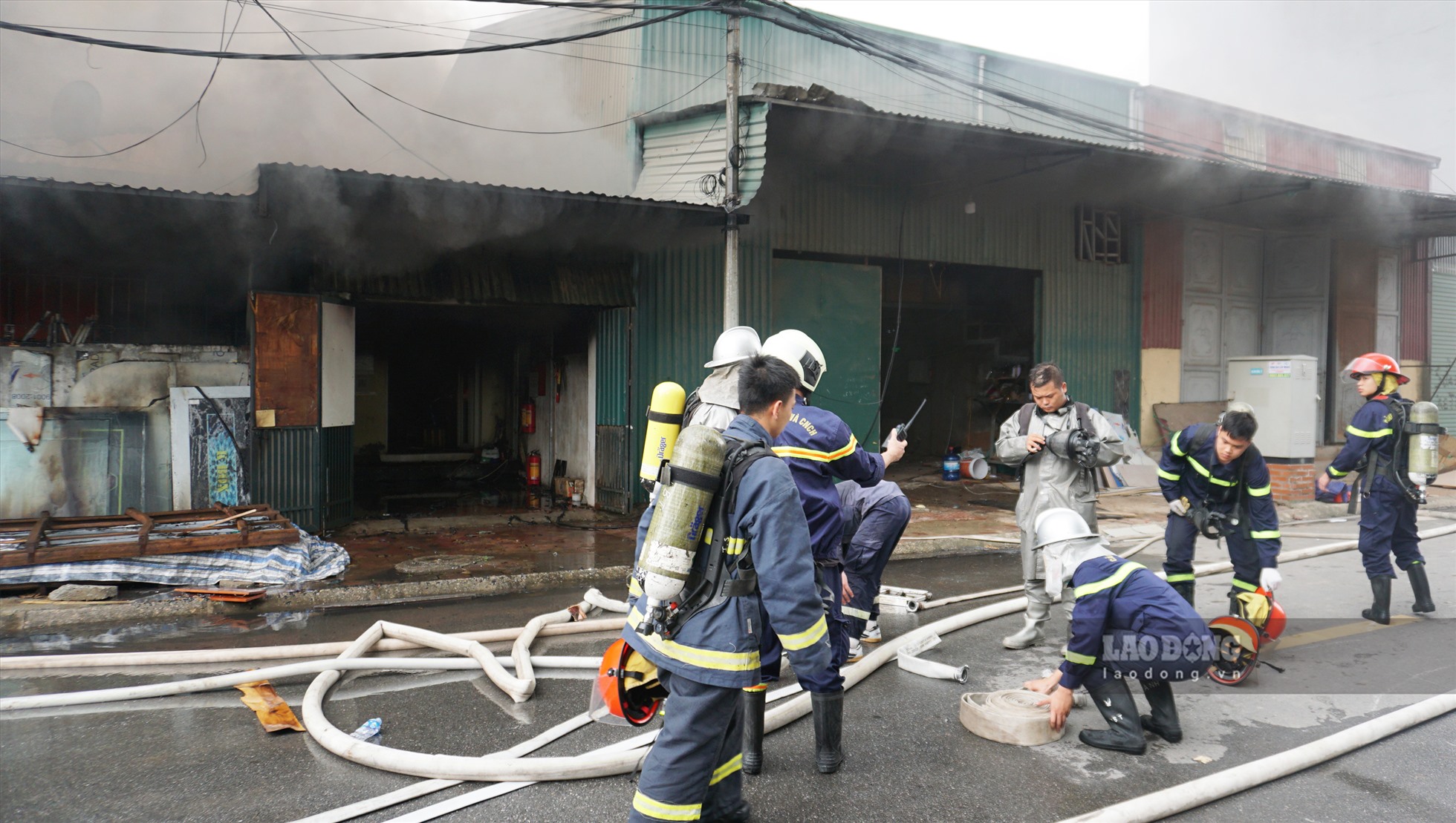 Sau khi nhận được thông tin, lực lượng Cảnh sát Phòng cháy chữa cháy và Cứu nạn cứu hộ quận Hoàng Mai và quận Hai Bà Trưng  đã phối hợp và huy động cán bộ chiến sĩ tiếp cận hiện trường.