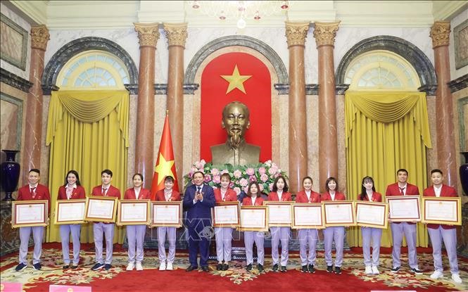 Bộ trưởng Bộ Văn hoá Thể thao và Du lịch Nguyễn Văn Hùng trao Huân chương Lao động Hạng Ba cho các vận động viên tham dự SEAGames 32. Ảnh: TTXVN