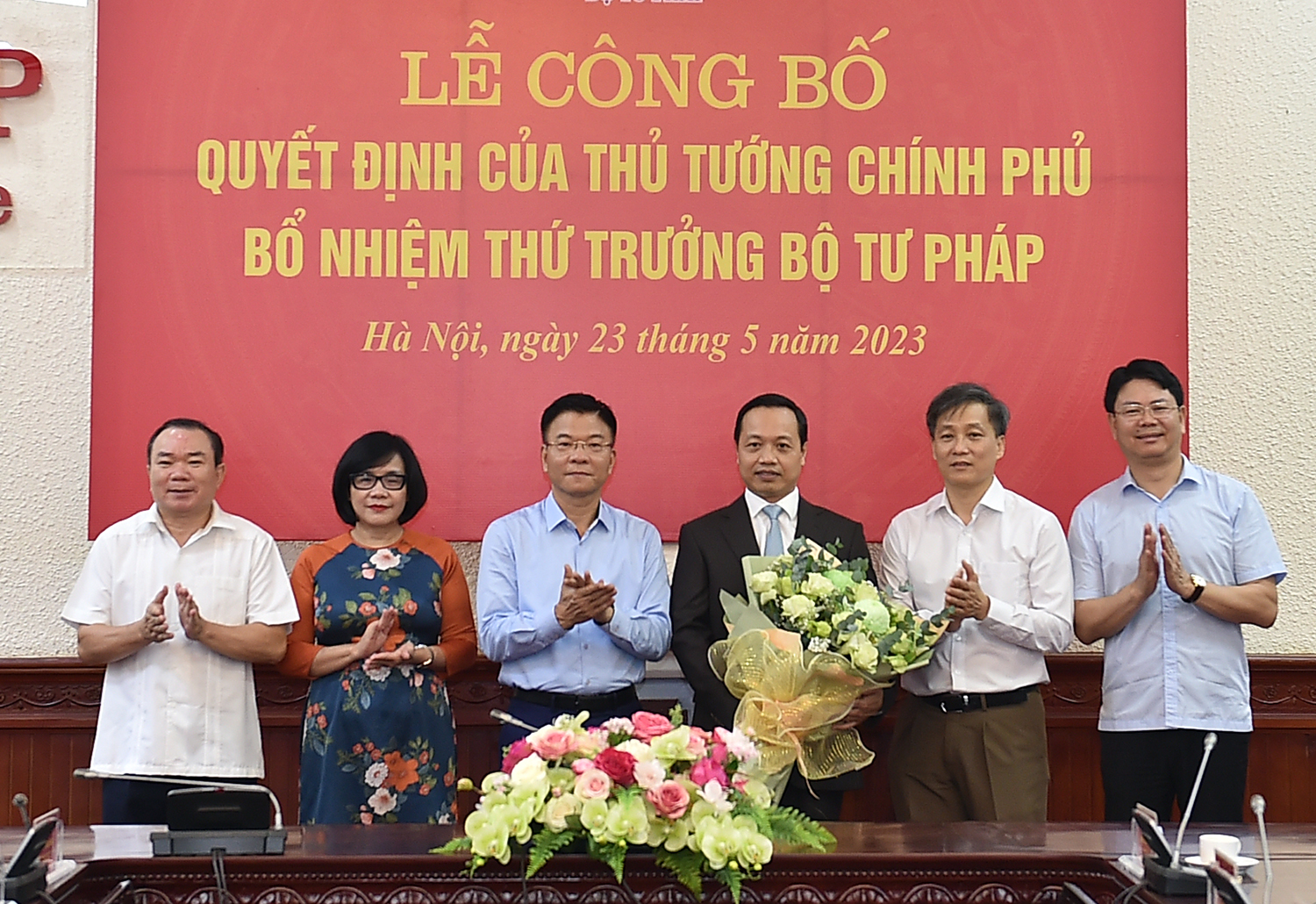 Tập thể lãnh đạo Bộ Tư pháp tặng hoa chúc mừng đồng chí Trần Tiến Dũng giữ chức Thứ trưởng Bộ Tư pháp. Ảnh: VGP