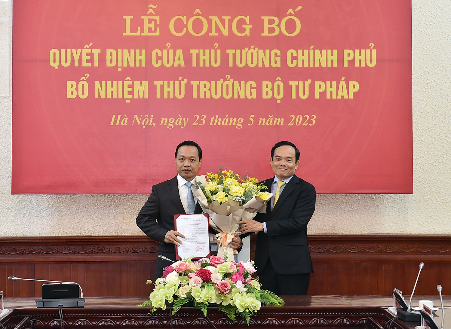 Phó Thủ tướng Trần Lưu Quang trao quyết định của Thủ tướng Chính phủ về việc điều động, bổ nhiệm đồng chí Trần Tiến Dũng giữ chức Thứ trưởng Bộ Tư pháp. Ảnh: VGP