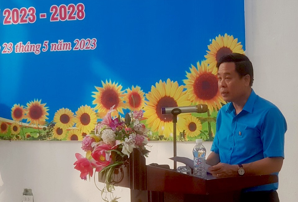 Ông Dương Đức Khanh, Chủ tịch LĐLĐ tỉnh Ninh Bình phát biểu tại buổi lễ. Ảnh: Diệu Anh