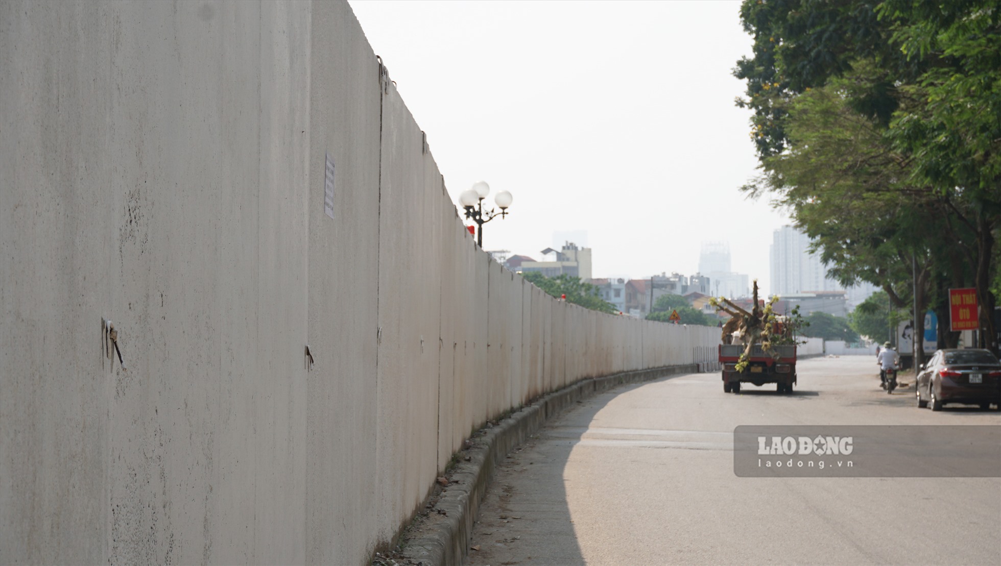 Theo ghi nhận, tại khu đô thị Định Công (quận Hoàng Mai) trong thời gian vừa qua xuất hiện một hàng rào bê tông dài khoảng 500m được dựng giữa đường vành đai 2,5, bịt hết các lối quay đầu, sang đường của người dân.