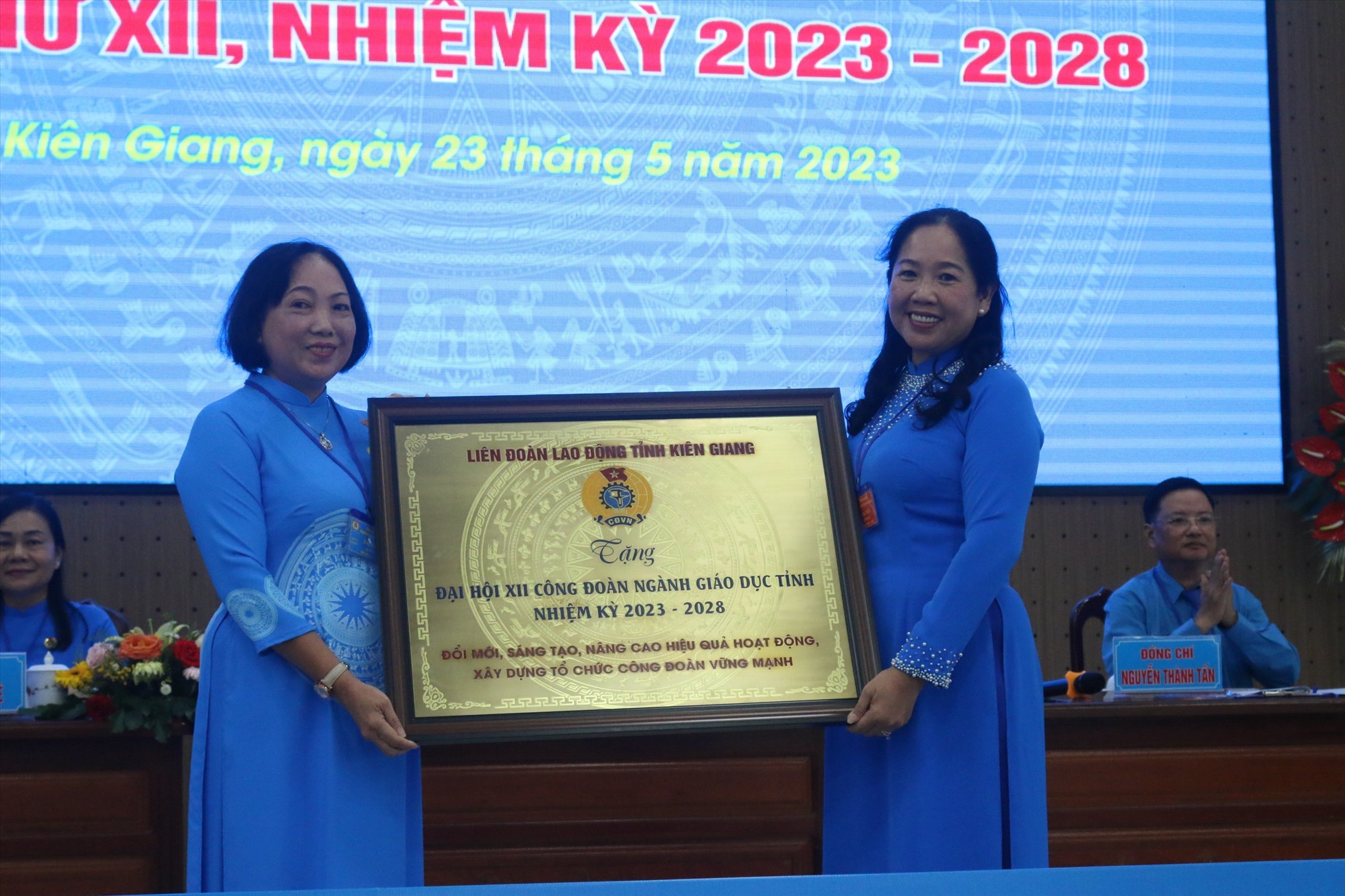 Phó Chủ tịch Liên đoàn Lao động tỉnh Trang Thị Bích Ngọc (bên trái) tặng bức tranh với dòng chữ “Đổi mới, sáng tạo, nâng cao hiệu quả hoạt động, xây dựng tổ chức công đoàn vững mạnh” cho đại hội.