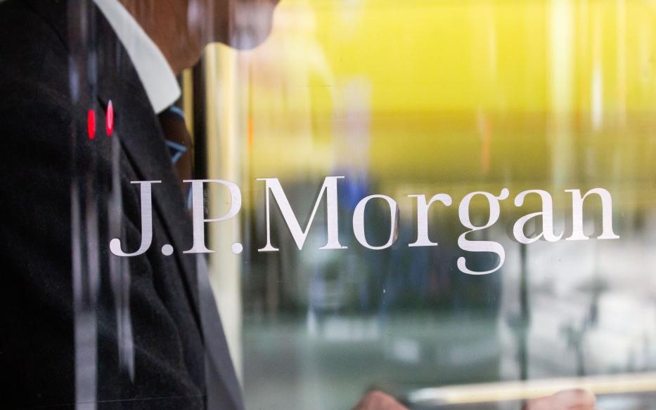 Ngân hàng JPMorgan tăng dự báo thu nhập lãi ròng năm 2023 thêm 3 tỉ USD. Ảnh: Xinhua
