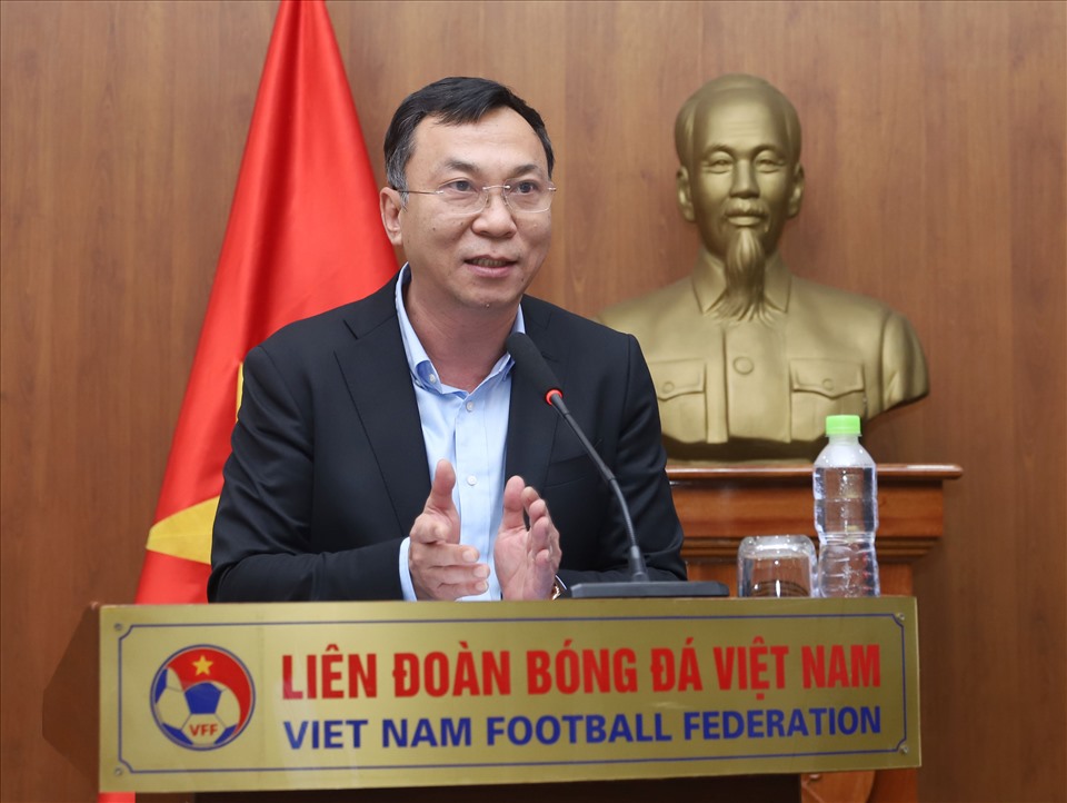 Chủ tịch VFF Trần Quốc Tuấn phát biểu tại Lễ trao thưởng cho đội tuyển nữ Việt Nam và U22 Việt Nam. Ảnh: VFF