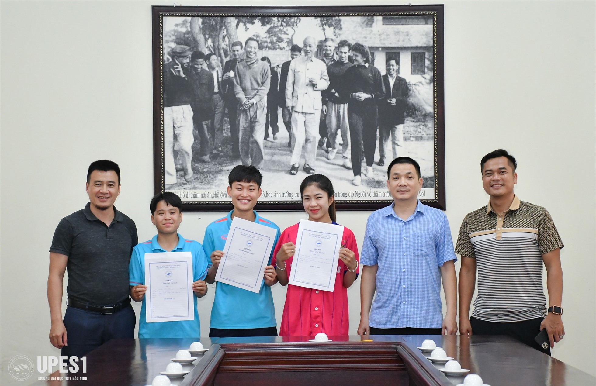 Thanh Nhã cùng 2 đồng đội Vạn Sự và Hải Linh hoàn tất thủ tục đăng kí gia nhập trường Đại học Thể dục Thể thao Bắc Ninh. Ảnh: UPES1