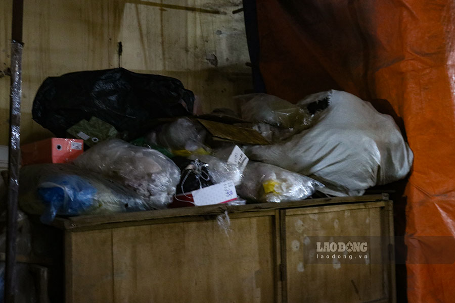 Do để không lâu ngày, các ki ốt bỏ hoang bị dồn đống rác thải, bốc mùi hôi thối.