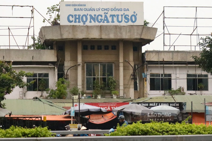 Chợ Ngã Tư Sở được xây dựng từ năm 1987 tại quận Đống Đa (Hà Nội). Khu chợ này là nơi kinh doanh, buôn bán của rất nhiều tiểu thương tại Thủ đô, những năm gần đây chợ xuống cấp đến mức báo động.