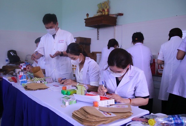 Một số lượng đông đảo các bác sĩ trẻ đã nhiệt tình tham gia thăm khám bệnh, tư vấn sức khoẻ cho người lao động tại Quảng Nam. Ảnh: nguồn Red Bull