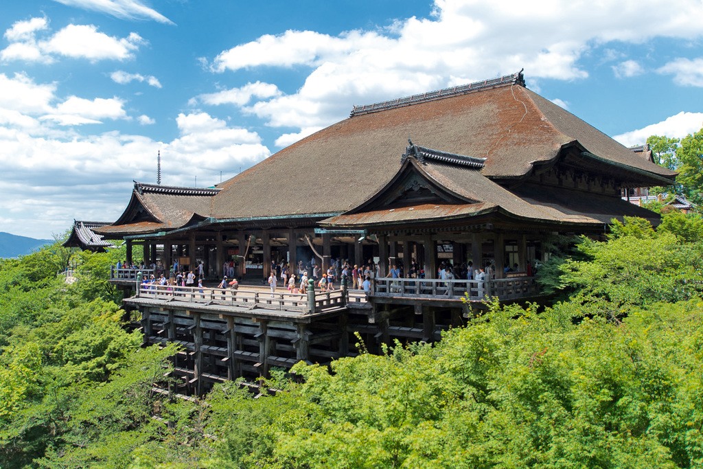 Hàng hiên gỗ cao 13 mét không dùng đinh của chánh điện chùa Kiyomizu-dera. Ảnh: Jordy Meow/Wikimedia Commons