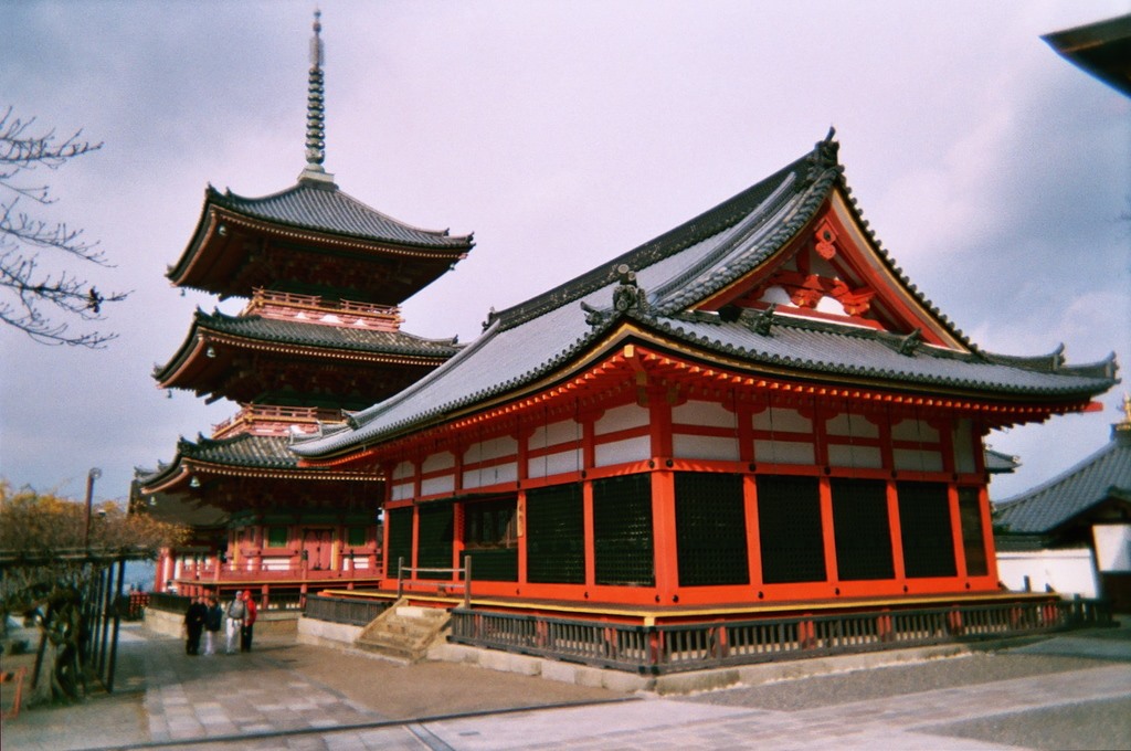 Khuôn viên chùa Kiyomizu, nơi này mở cửa đón khách từ 6h hàng ngày. Ảnh: Christopher Mann/Wikipedia Commons