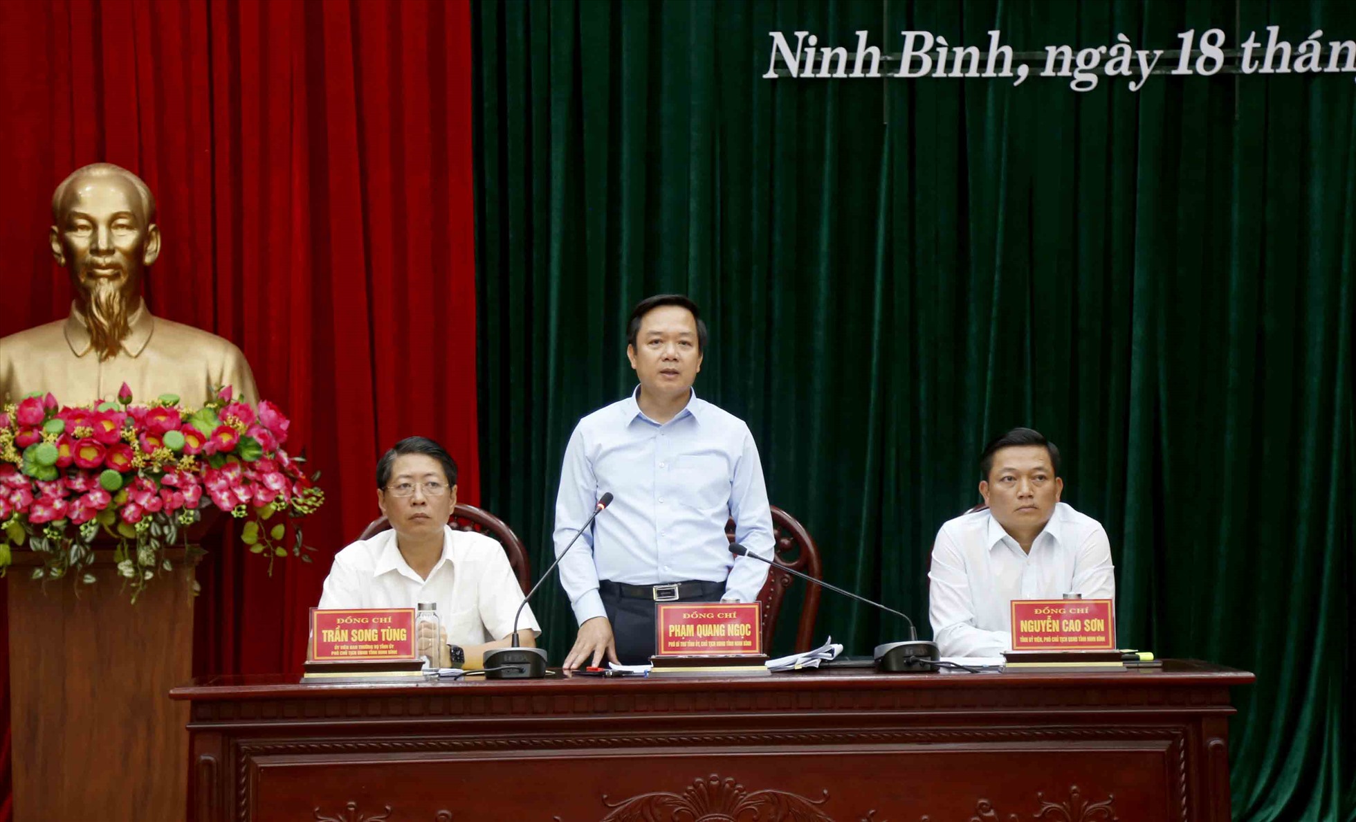 Đại diện lãnh đạo UBND tỉnh Ninh Bình trả lời những kiến nghị, đề xuất của doanh nghiệp. Ảnh: Diệu Anh
