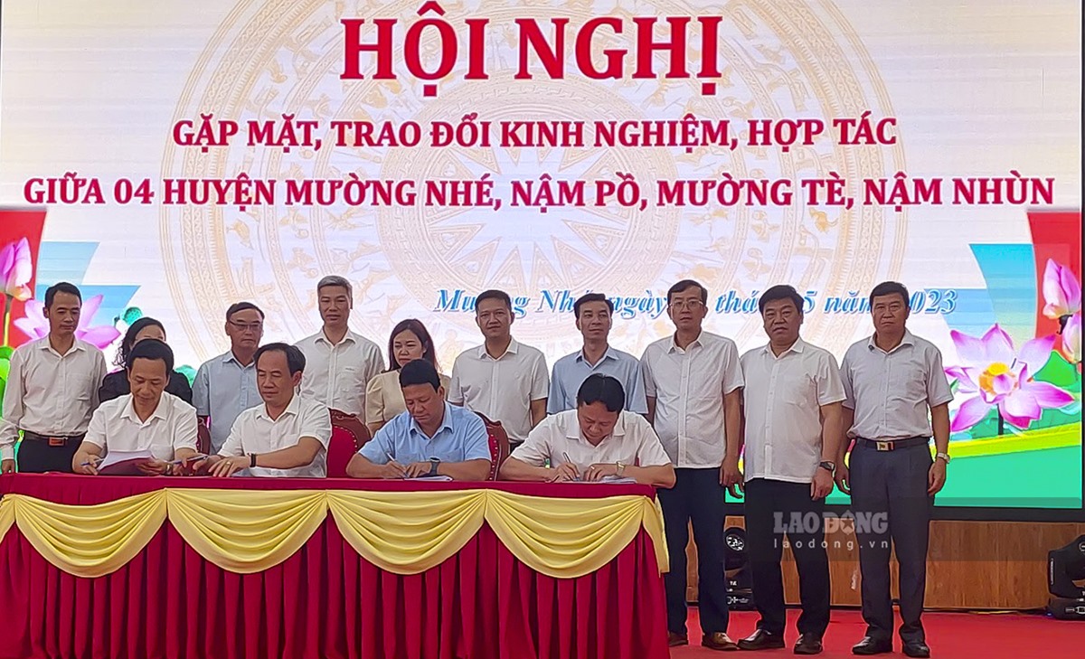 Đại diện lãnh đạo 4 huyện biên giới Mường Nhé, Nậm Pồ, Mường Tè, Nậm Nhùn - ký kết biên bản ghi nhớ.