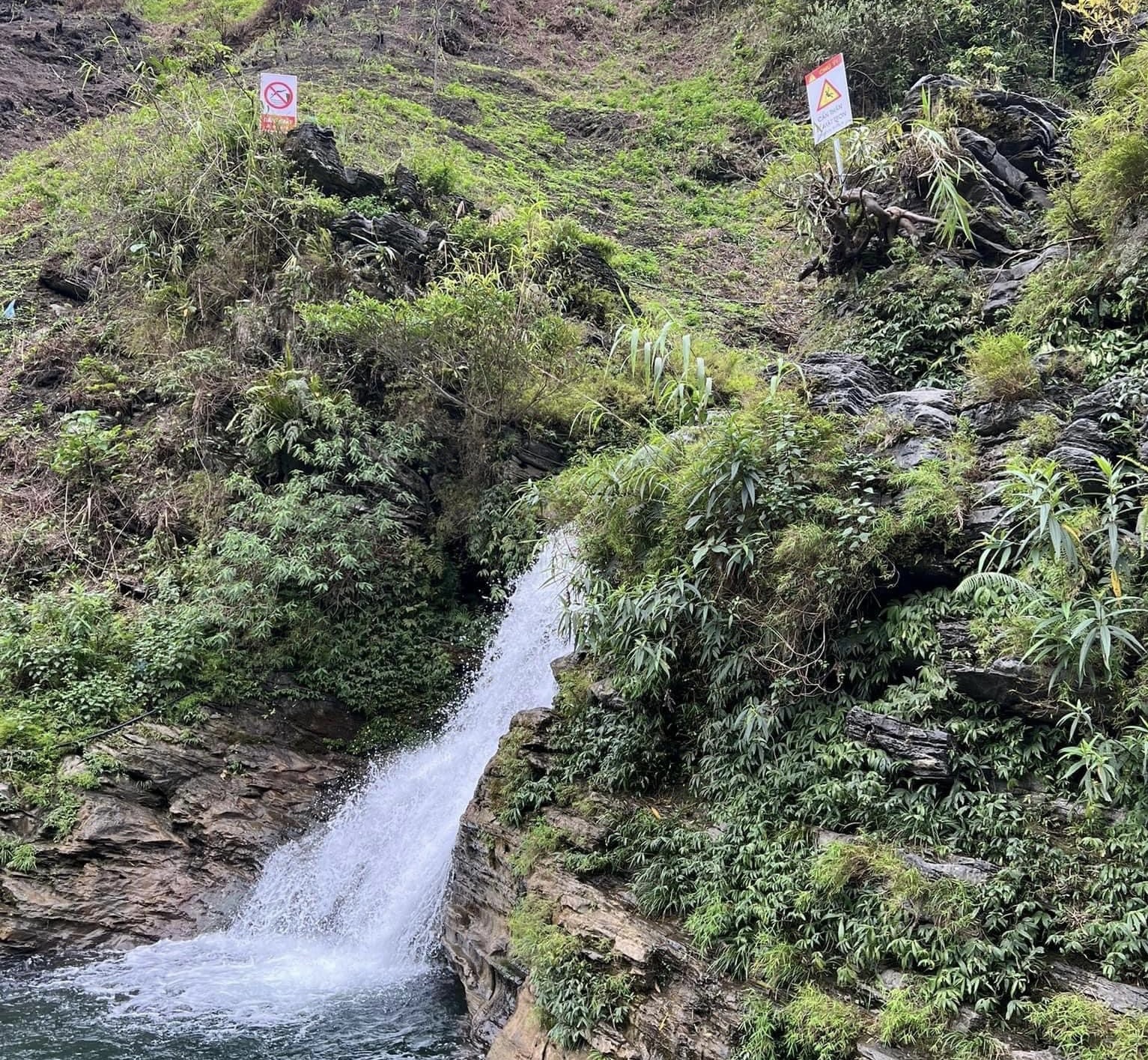 Một số biển cảnh báo nguy hiểm, cấm nhảy đã được cắm tại thác Du Già nhưng vẫn bị du khách phớt lờ.