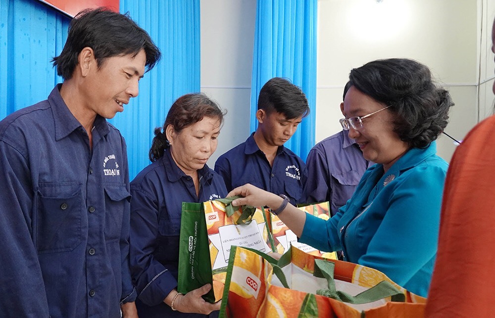 Bí thư Huyện ủy, Chủ tịch HĐND huyện Thoại Sơn Nguyễn Thị Minh Kiều tặng quà cho công nhân lao động tại buổi đối thoại. Ảnh: Kim Anh