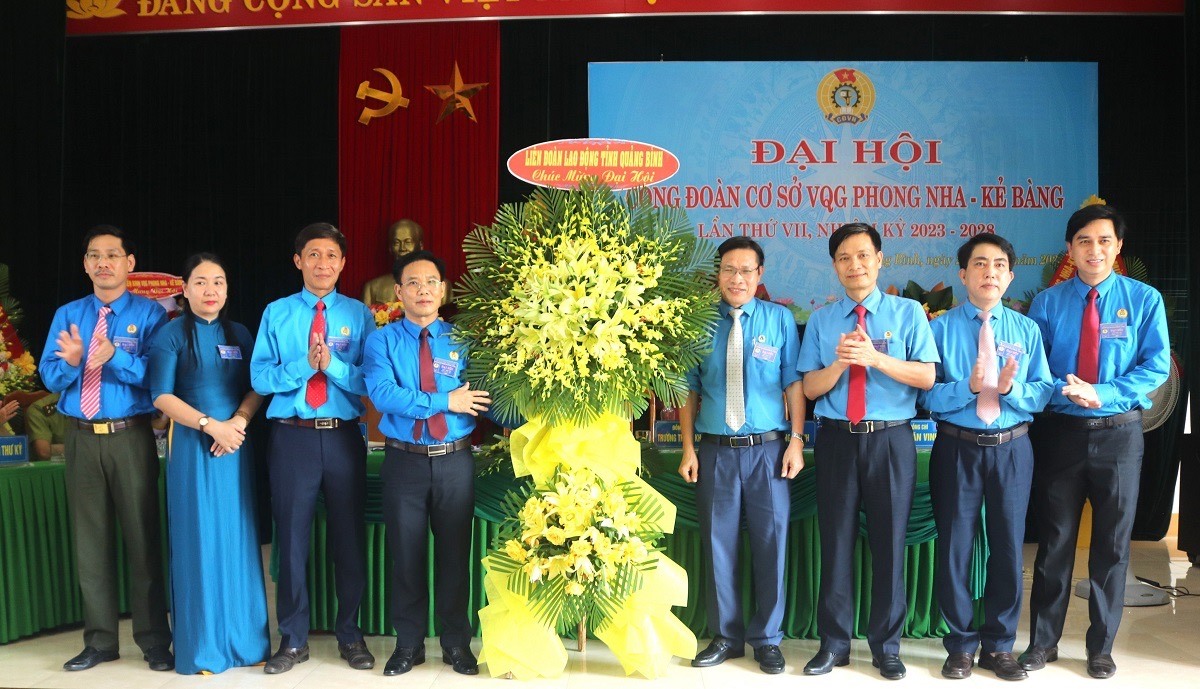 Lãnh đạo LĐLĐ tỉnh Quảng Bình tặng hoa chúc mừng đại hội. Ảnh: Hồng Thiệu