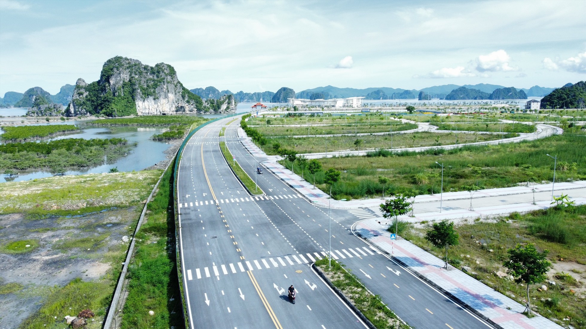 Tuyến đường ven biển mới ở Vân Đồn. Ảnh: Nguyễn Hùng
