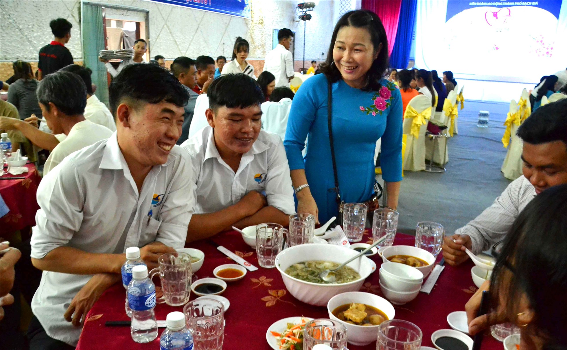 Bữa cơm trong sự kiện Tết Sum vầy, một trong những hoạt động chăm lo đoàn viên, người lao động của LĐLĐ TP Rạch Giá. Ảnh: Lâm Điền