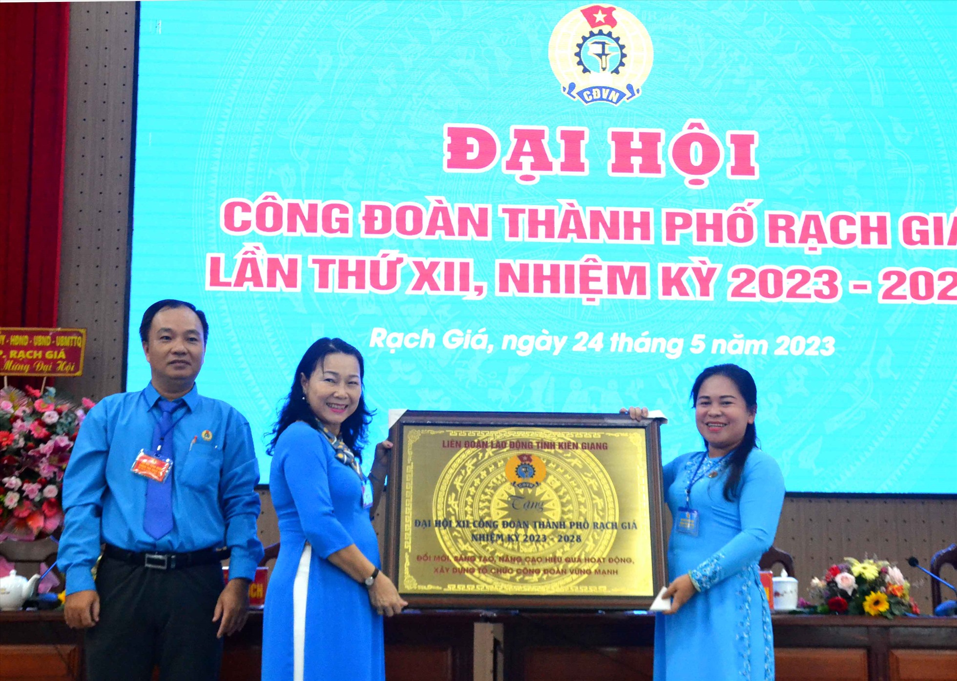 Chủ tịch LĐLĐ tỉnh Kiên Giang Trương Thanh Thuý tặng bức trướng cho Đại hội Công đoàn TP Rạch Giá lần thứ XII. Ảnh: Lâm Điền
