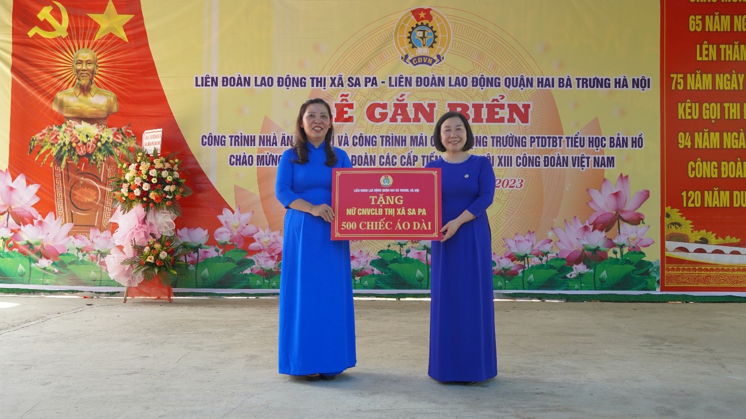 Lãnh đạo LĐLĐ quận Hai Bà Trưng (Hà Nội) trao tặng áo dài cho nữ công nhân, viên chức, lao động thị xã Sa Pa (Lào Cai). Ảnh: LĐLĐ tỉnh Lào Cai.