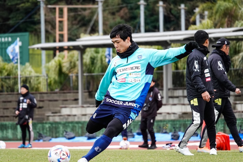 Công Phượng đang chật vật tìm cơ hội ra sân ở đội bóng mới. Ảnh: Yokohama FC