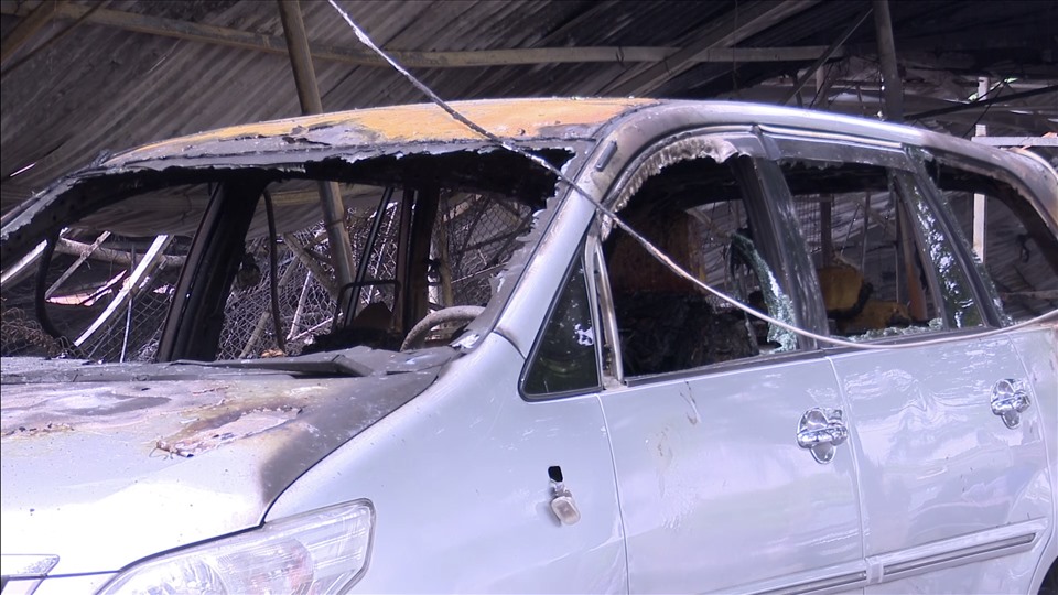 Xe ôtô chở hàng của 1 hộ kinh doanh vỡ nát kính do sức nóng của đám cháy.