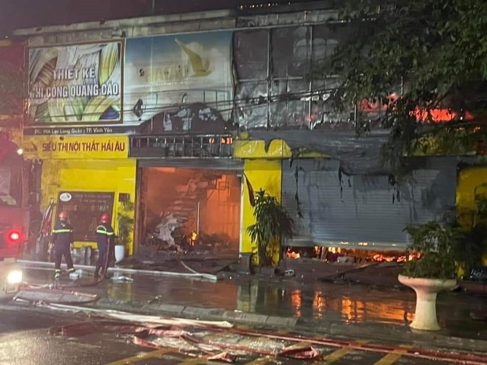 Theo lãnh đạo UBND phường Khai Quang, có khoảng 10 hộ kinh doanh bị ảnh hưởng bởi đám cháy. Mặt hàng các hộ này bán chủ yếu là quần áo, các ki ốt lại có nhiều vật liệu dễ cháy làm ngọn lửa lan nhanh.