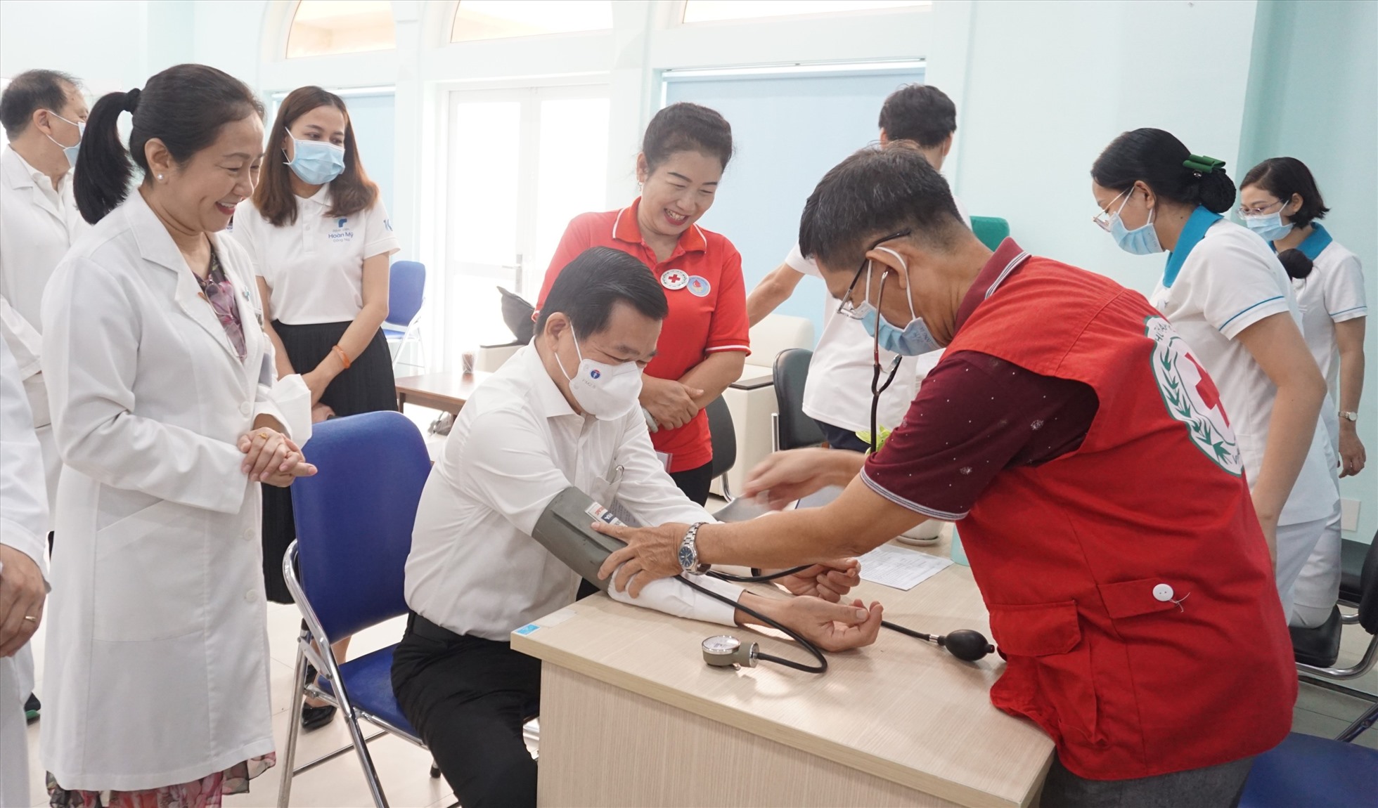 Bí thư Tỉnh ủy Đồng Nai Nguyễn Hồng Lĩnh tham gia hiến máu tình nguyện. Ảnh: Hà Anh Chiến