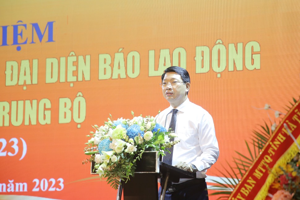 Ông Lê Đức Giang  - Phó Chủ tịch UBND tỉnh Thanh Hóa phát biểu ghi nhận những đóng góp của Báo Lao Động tại tỉnh Thanh Hóa. Ảnh: Hưng Thơ.