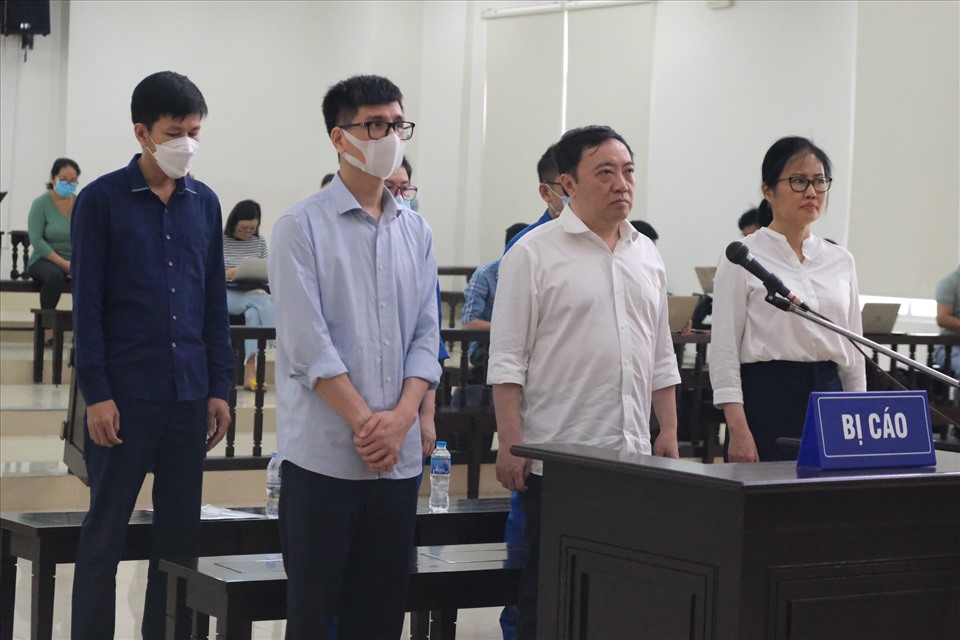 Bị cáo Phan Huy Anh Vũ (hàng đầu, bên trái) là một trong 5 người được giảm án. Ảnh: Việt Dũng