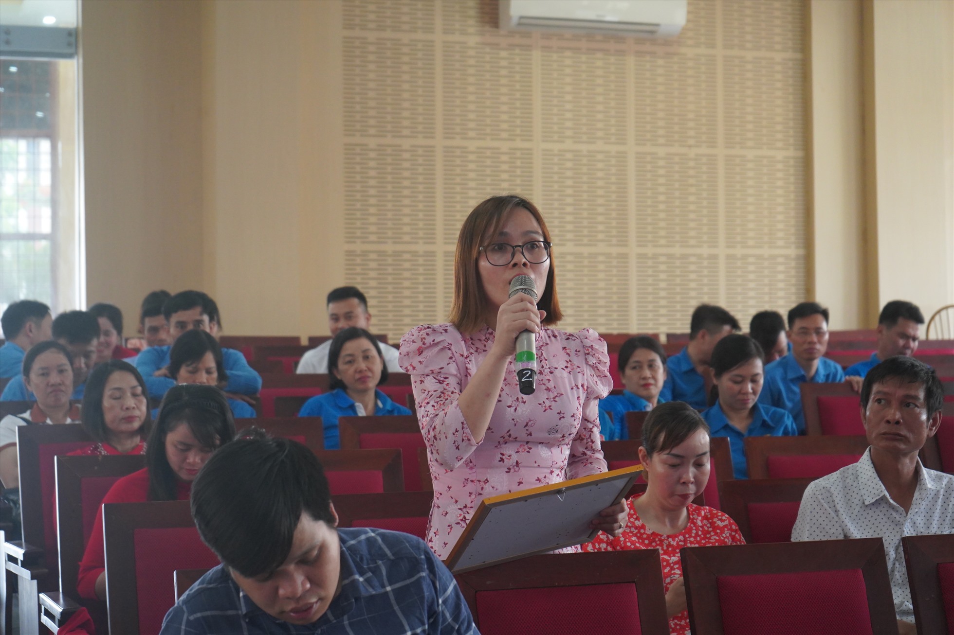 Công nhân Công ty TNHH Hoà Thành tham gia ý kiến tại hội nghị đối thoại. Ảnh: Mai Dung