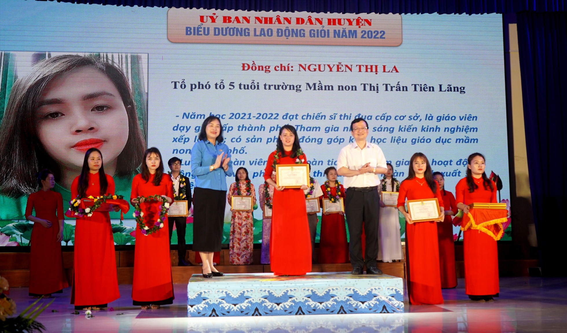 Lãnh đạo UBND huyện Tiên Lãng và Liên đoàn Lao động TP.Hải Phòng khen thưởng 15 lao động giỏi tiêu biểu của huyện năm 2022. Ảnh: Mai Dung