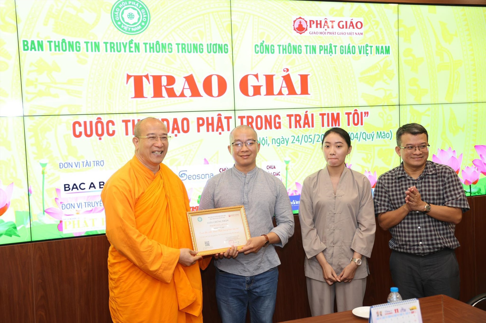 Đại đức Thích Trúc Thái Minh và Cư sĩ Thiện Đức trao giải Nhì cho các tác giả đoạt giải.