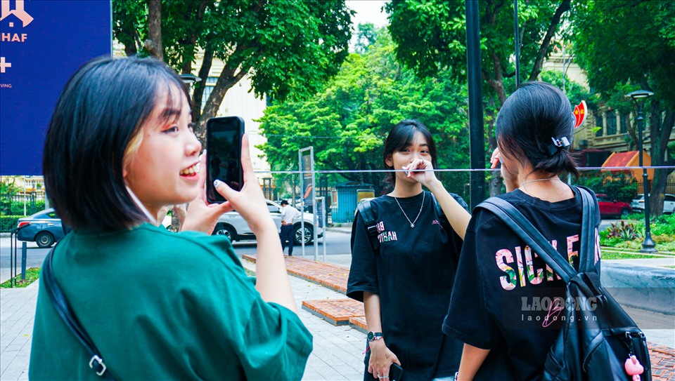 Nhiều bạn trẻ đã tìm đến đây để lưu lại những bức ảnh độc đáo, bất chấp thời tiết nắng nóng của Hà Nội những ngày vừa qua.