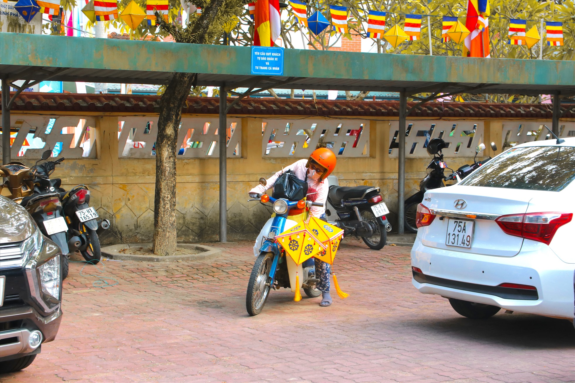 Bên cạnh đó, với người dân cố đô, Phật đản được xem là một trong những ngày lễ trọng đại, vì thế nhiều gia đình chuẩn bị từ rất sớm.