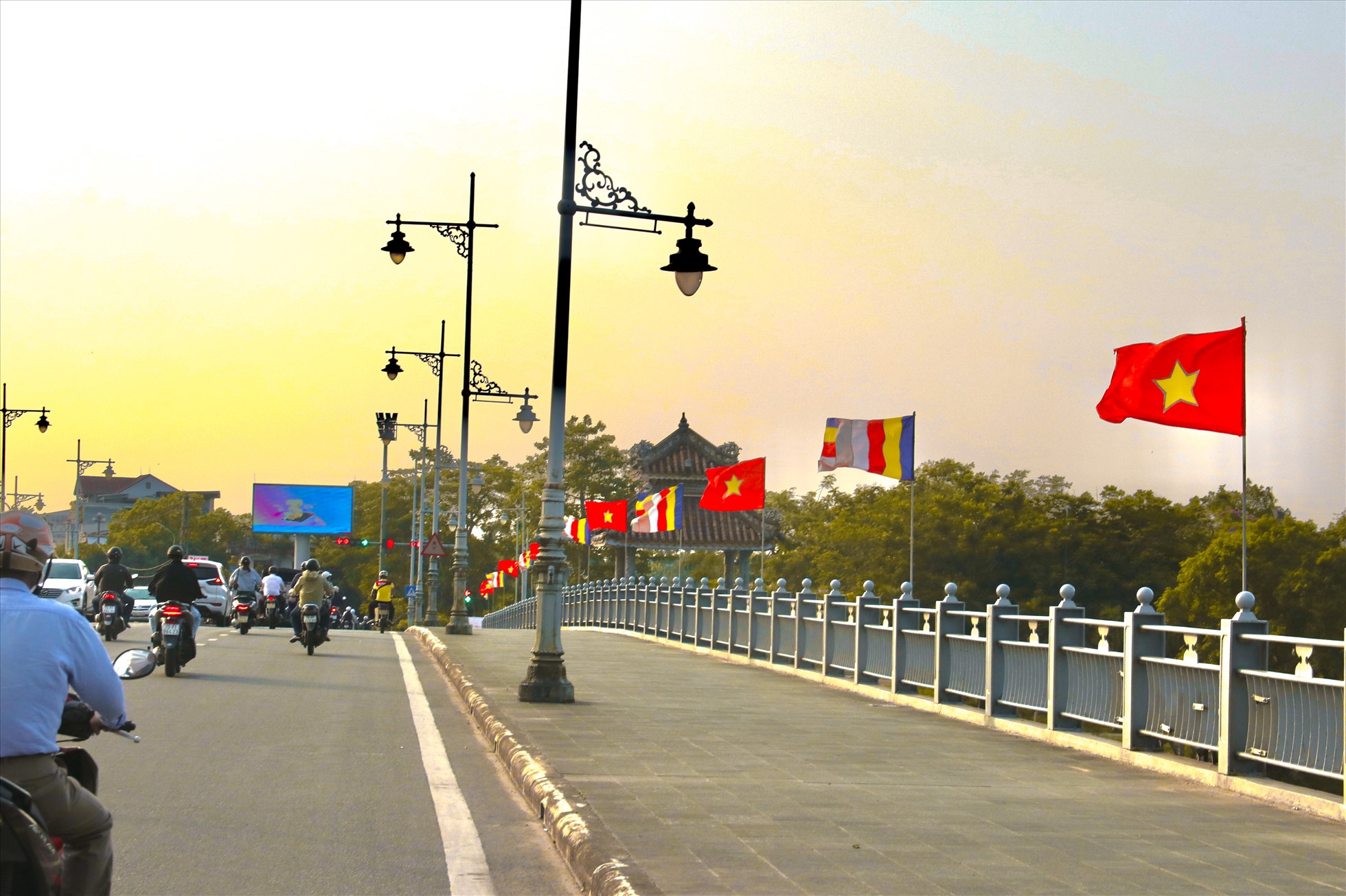 3 cây cầu lớn ở trung tâm TP. Huế lần lượt là cầu Trường Tiền, cầu Phú Xuân, cầu Dã Viên đều nhuộm màu xinh tươi, khiến du khách thích thú.