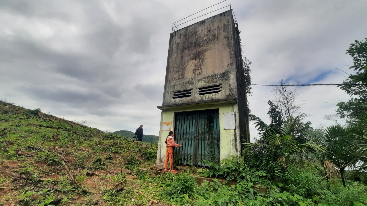 Công trình nước sạch của công ty vàng Bồng Miêu xây dựng, bàn giao lại cho địa phương quản lí, bị hư hỏng rồi bỏ hoang từ năm 2019 đến nay. Ảnh Hoàng Bin