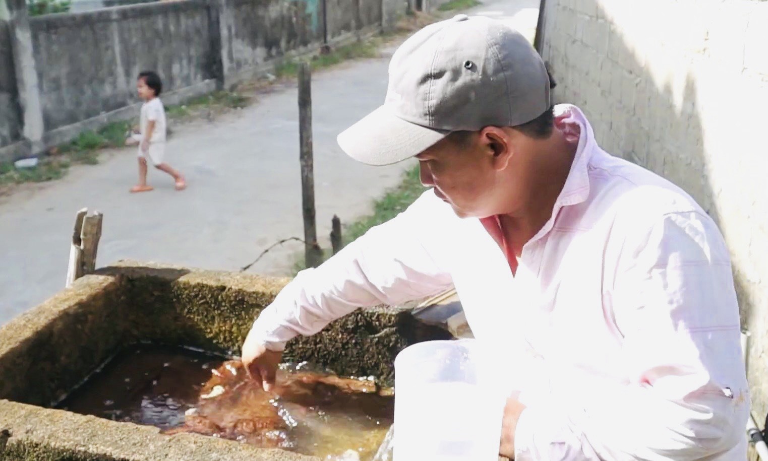 Nguồn nước sinh hoạt nhiễm mặn, người dân Duy Xuyên Quảng Nam xây tạm bể xi măng dùng cát để lọc nước. Ảnh Hoàng Bin