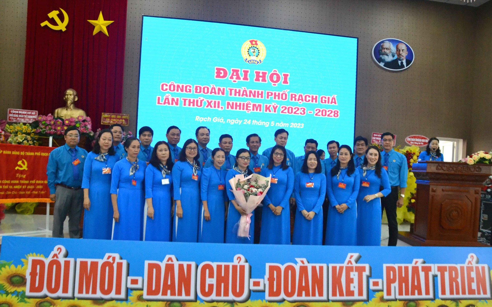 Ban chấp hành LĐLĐ TP Rạch Giá khoá XII ra mắt đại hội. Ảnh: Lâm Điền