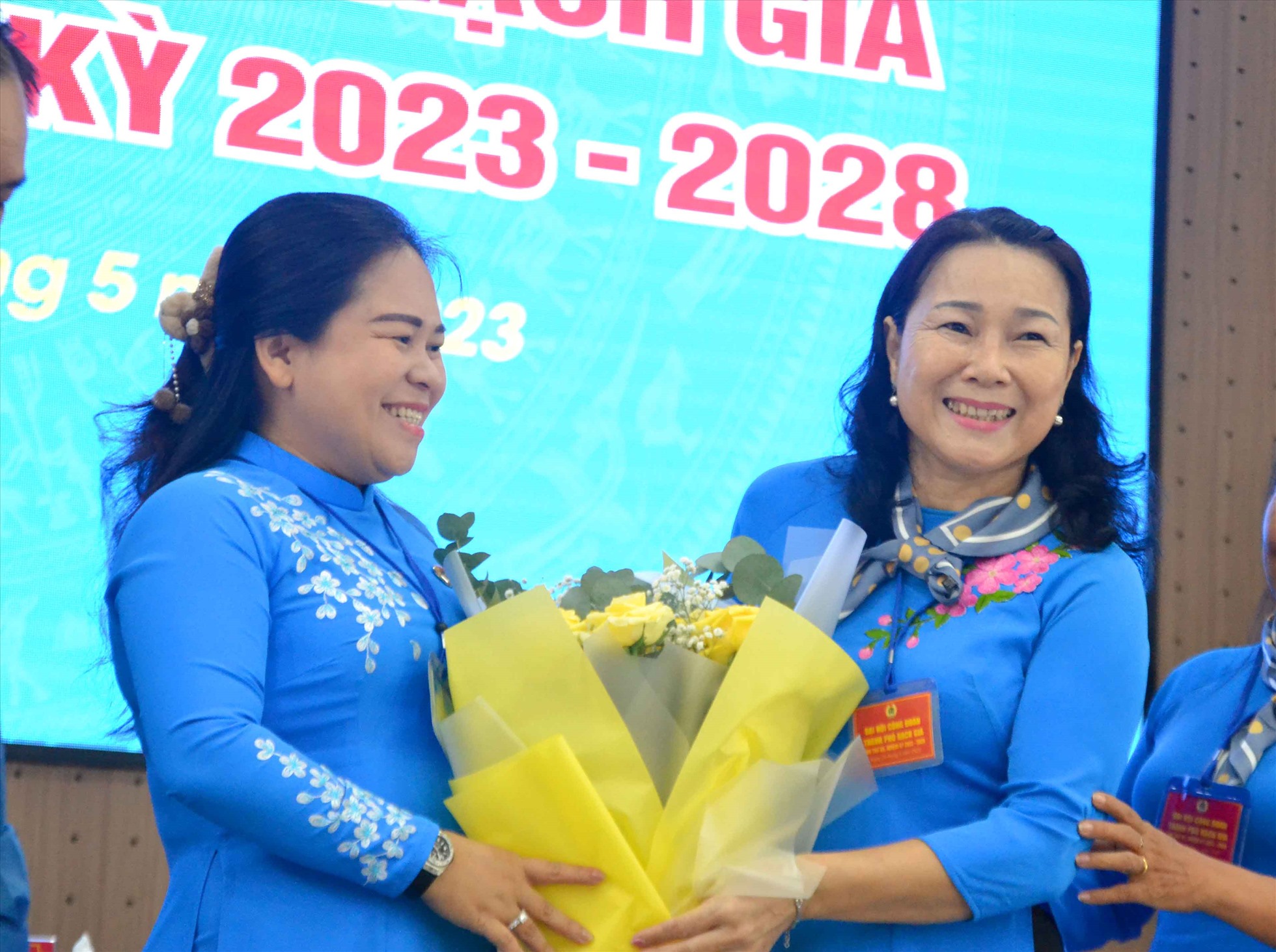 Bà Trương Thanh Thuý, Chủ tịch LĐLĐ tỉnh Kiên Giang tặng hoa chúc mừng bà Trần Thị Thu. Ảnh: Lâm Điền